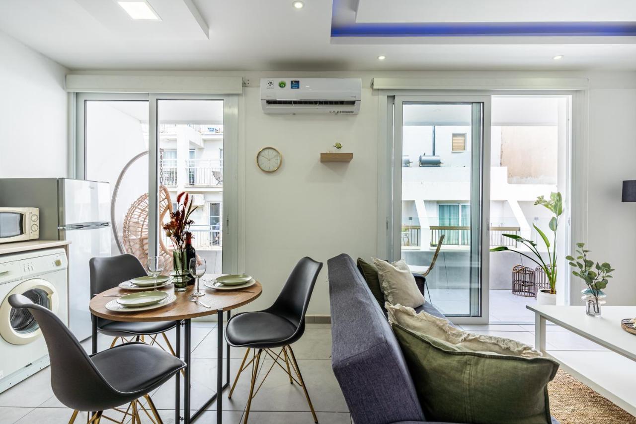 Beach Daze 1-Br Apt By Finikoudes Beach Larnaca Exterior photo