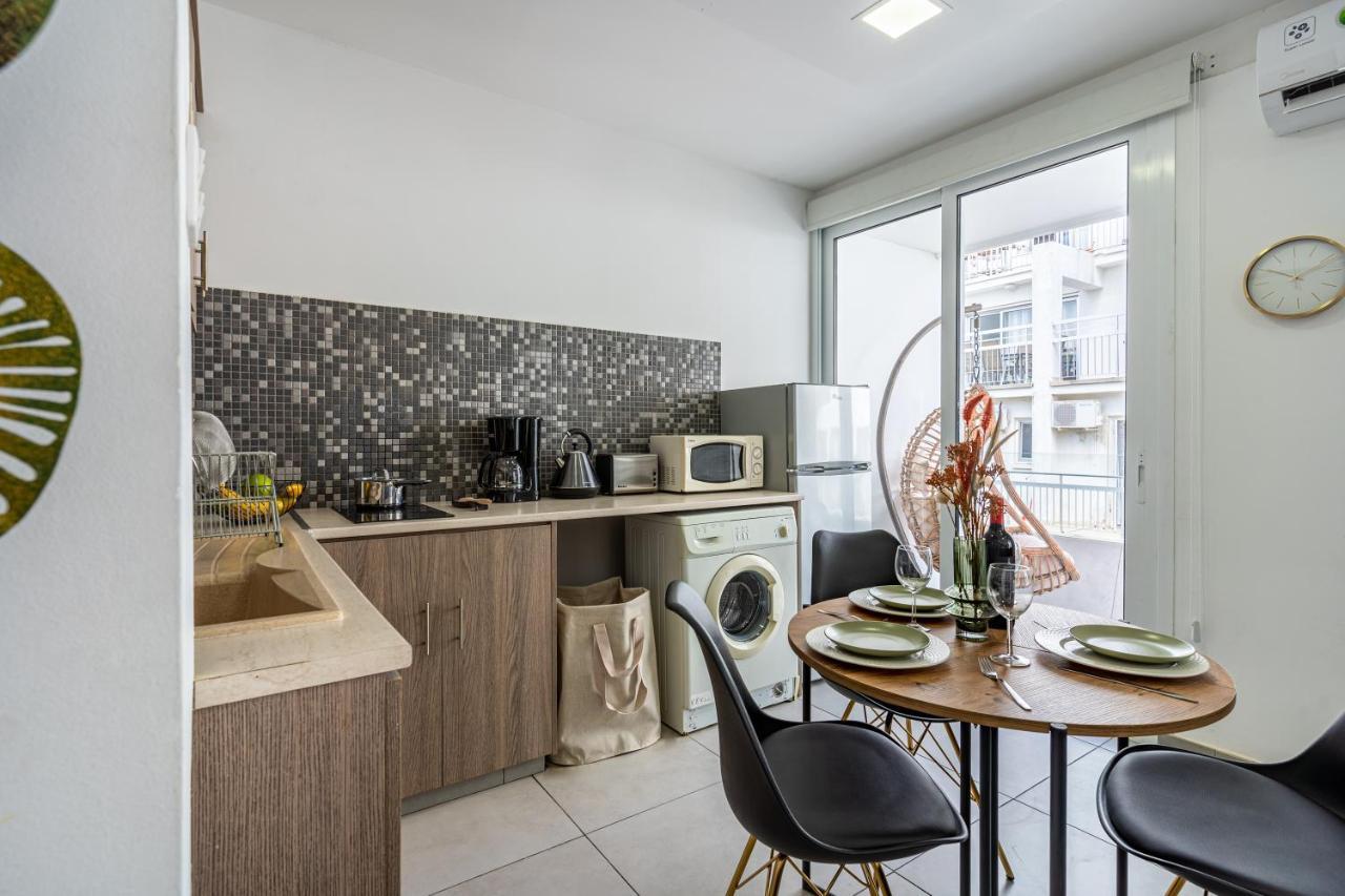 Beach Daze 1-Br Apt By Finikoudes Beach Larnaca Exterior photo